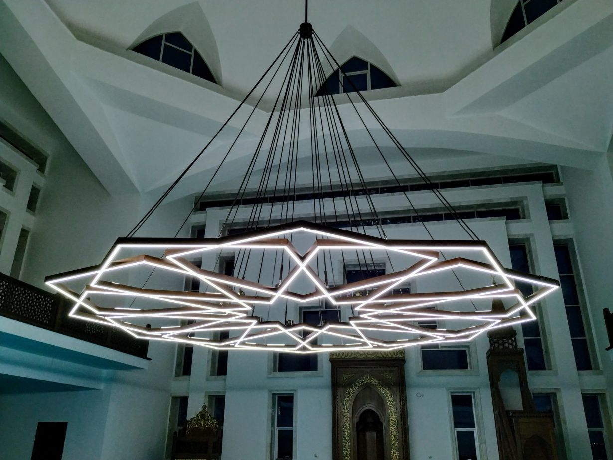 AHŞAP GÖVDELİ LED AYDINLATMA 400CM ÇAPINDA CAMİİ AVİZESİ